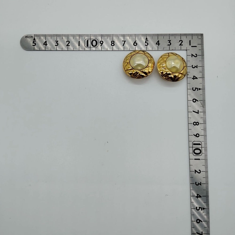 Vintage NIB Chanel Classic Baroque Pearl Quilted Edge Gold Round Clip Earrings - Picture 9 of 9